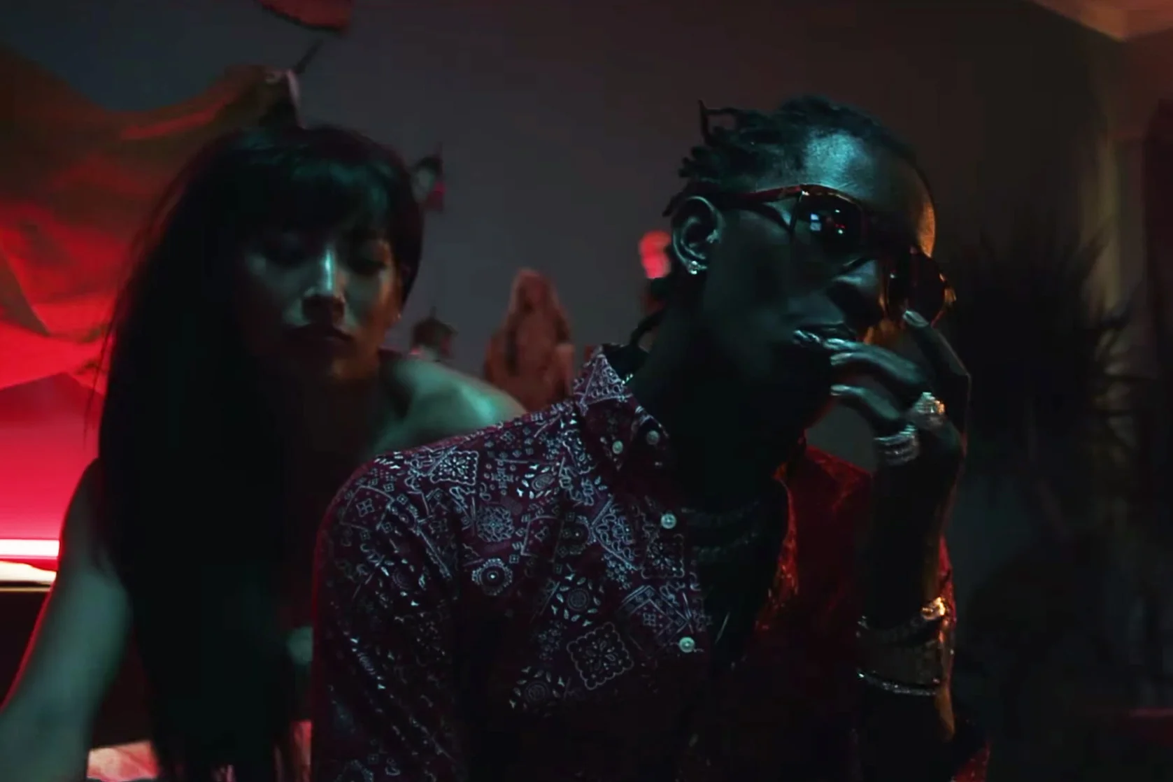 Young Thug Feat Travis Scott & Quavo - Pick up the phone (Official Video)