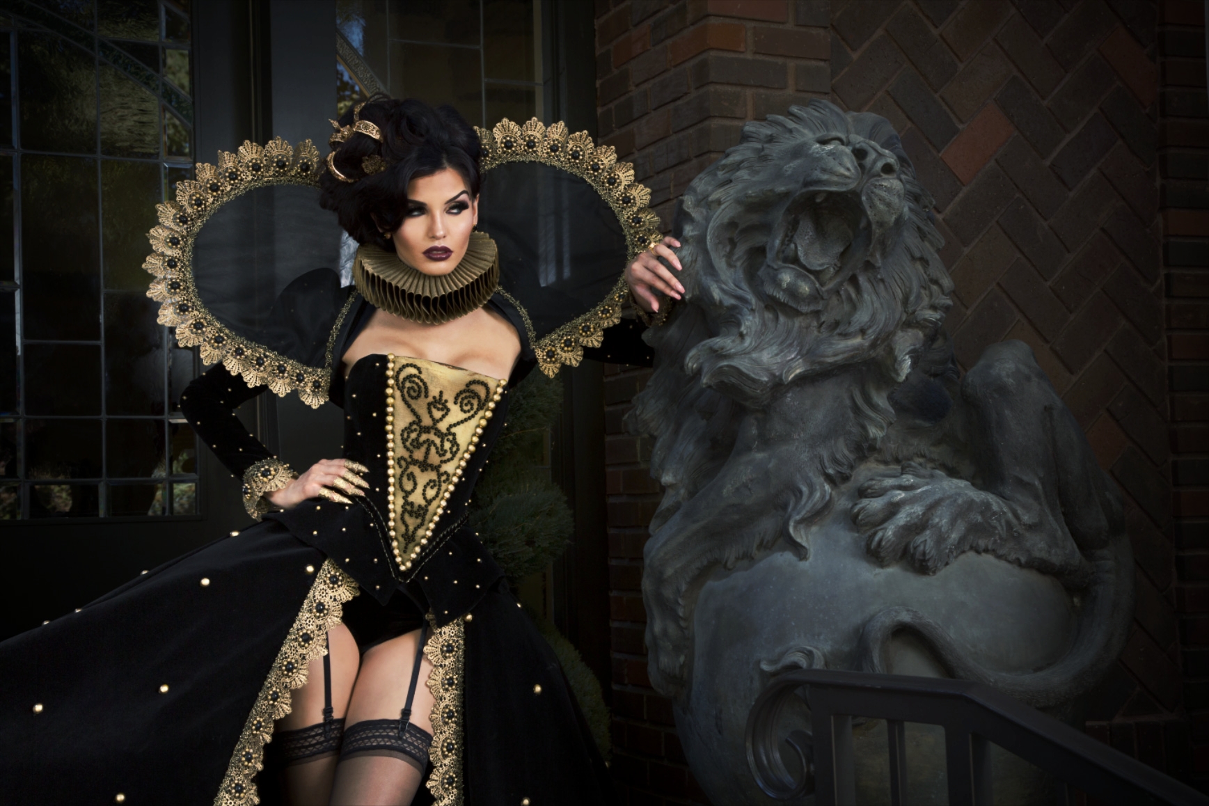 QUEEN-ELIZABETH-LION-WEB.jpg