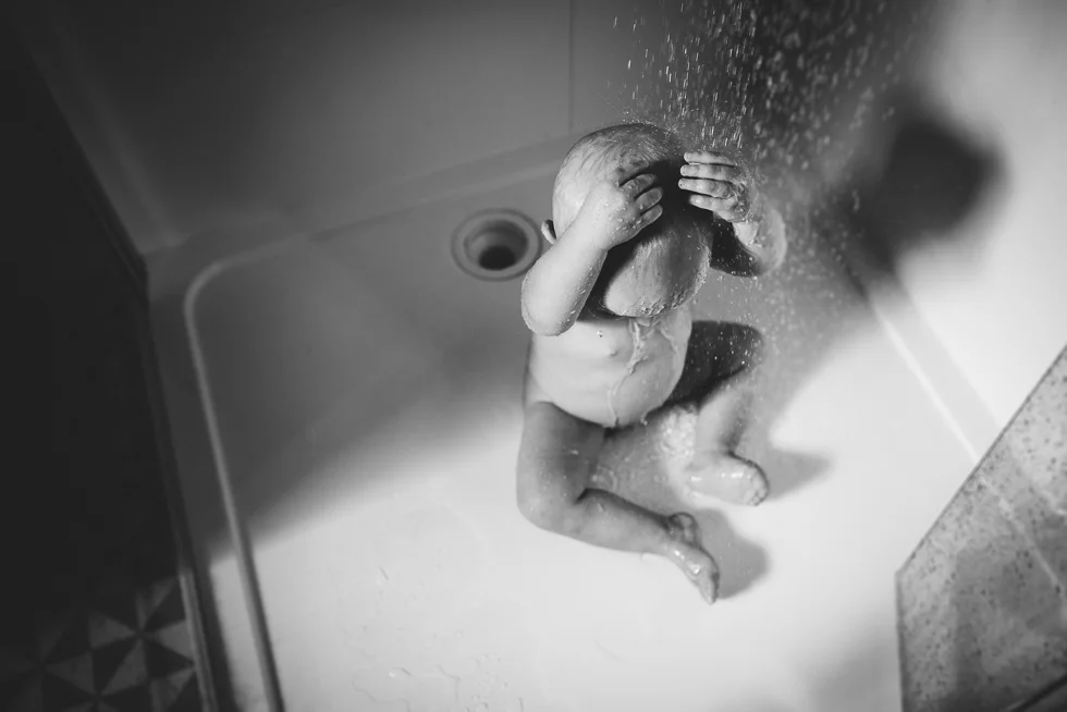 melbourne+documentary+photographer+toddler+in+shower+black+and+white+photography+Jenny+rusby