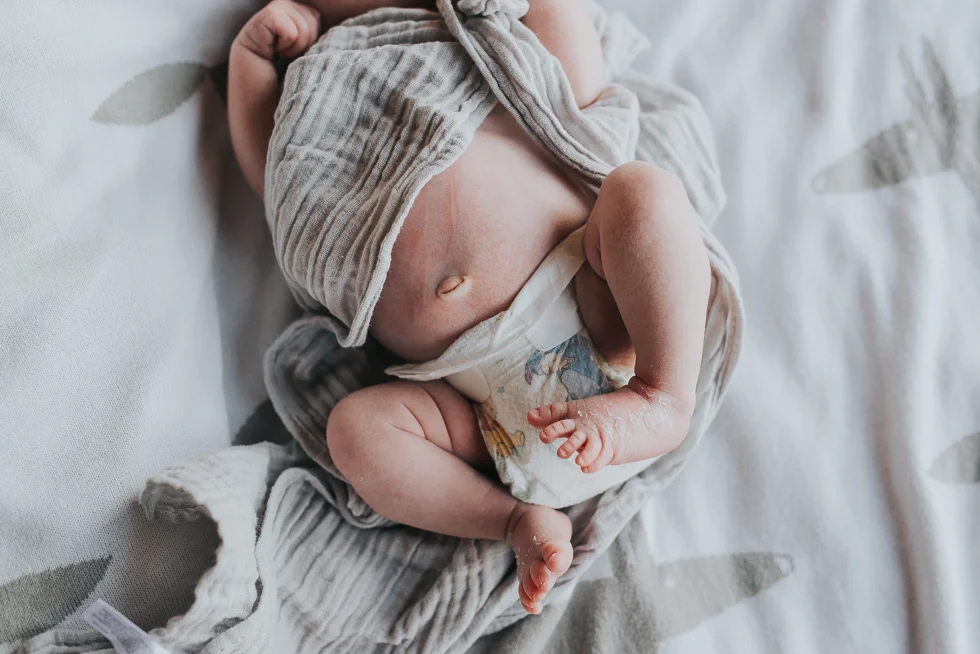 newborn+baby+tummy+and+toes+swaddles+blanket+melbourne+newborn+photographer+lifestyle+Jenny+rusby+photography