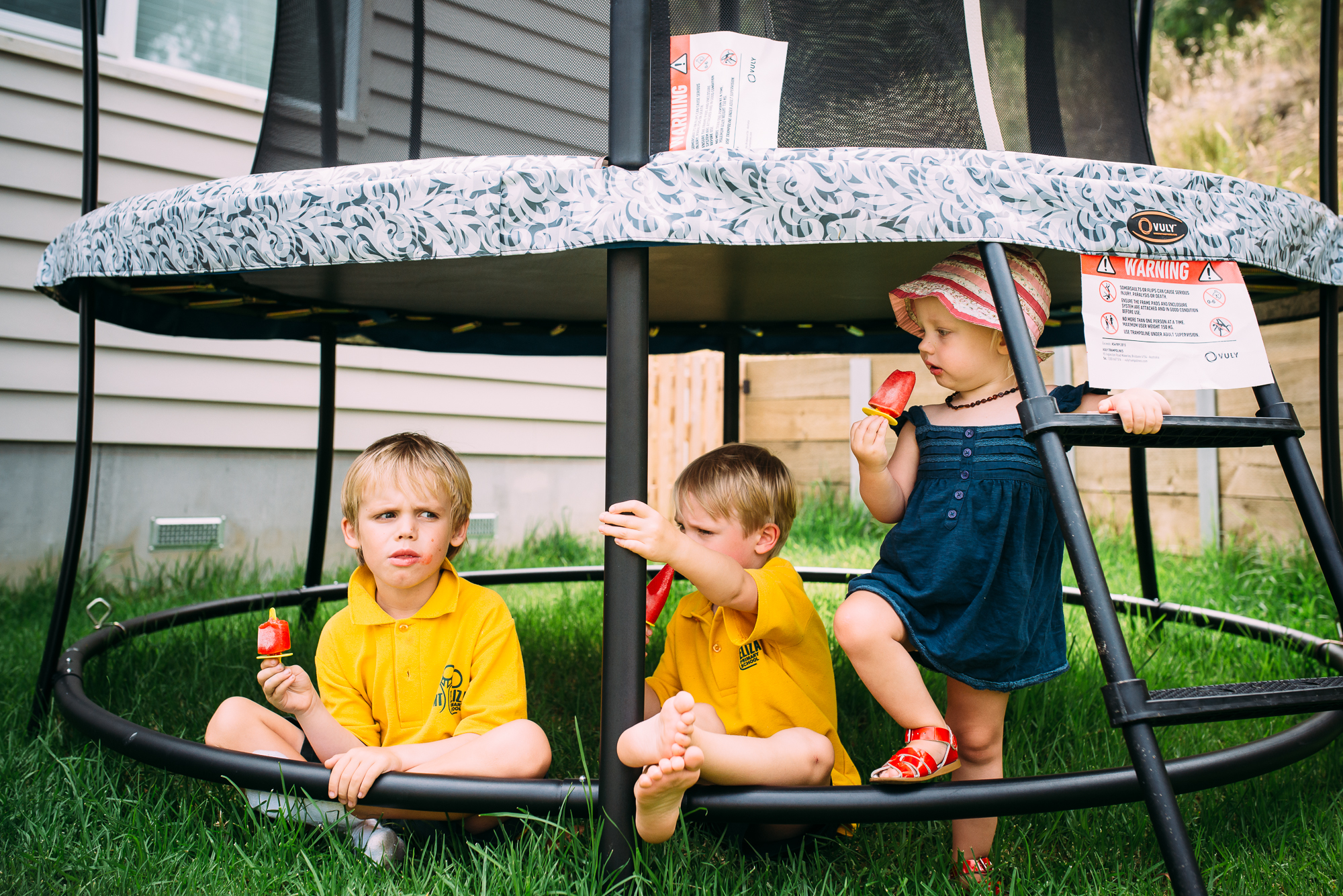  melbourne family photographer  mornington peninsula photographer  family photographer  family photography  family&nbsp;  siblings eating ice creams&nbsp;  kids eating ice creams under a trampoline 