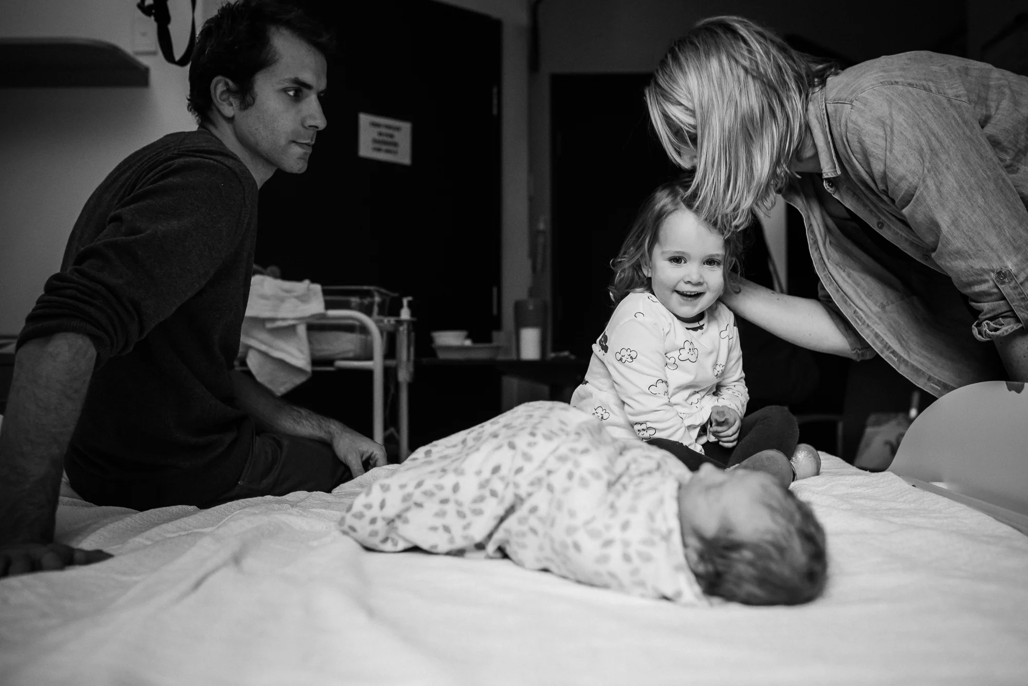 melbourne newborn photographer hospital newborn photography newborn big sister meeting new baby birth photographer melbourne birth photographer melbourne fresh 48 photographer