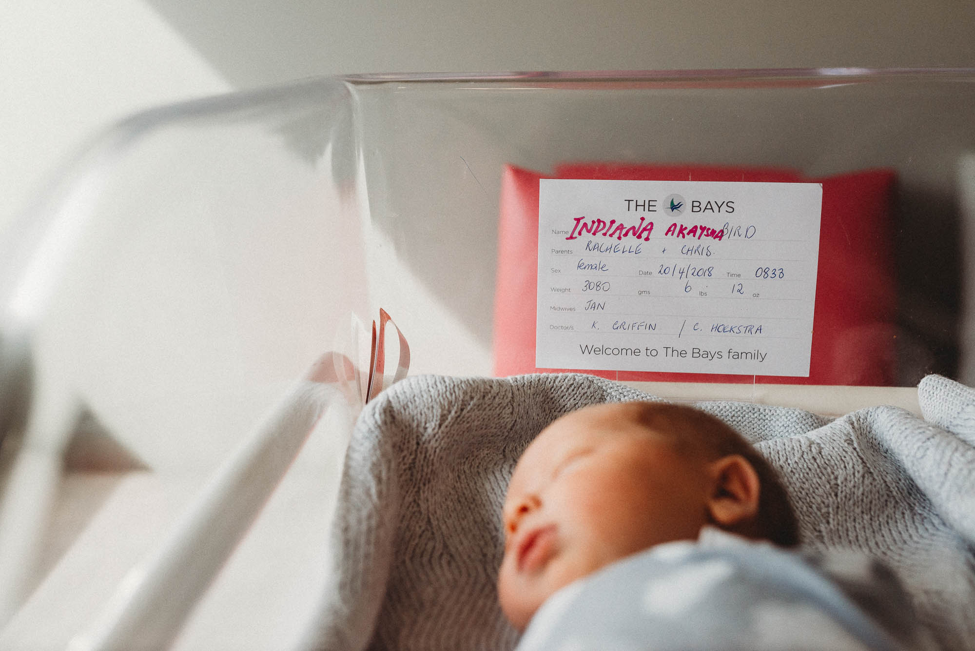 newborn-in-bassinet-at-hospital-with-namecard-melbourne-newborn-photographer
