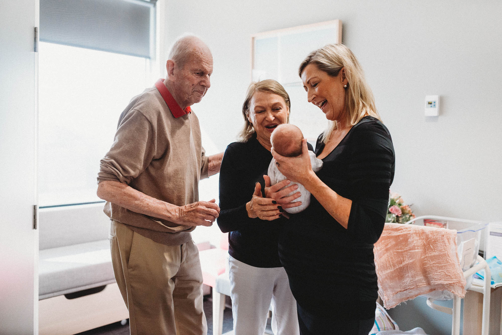 grandparents-meeting-newborn-at-hospital-in-melbourne