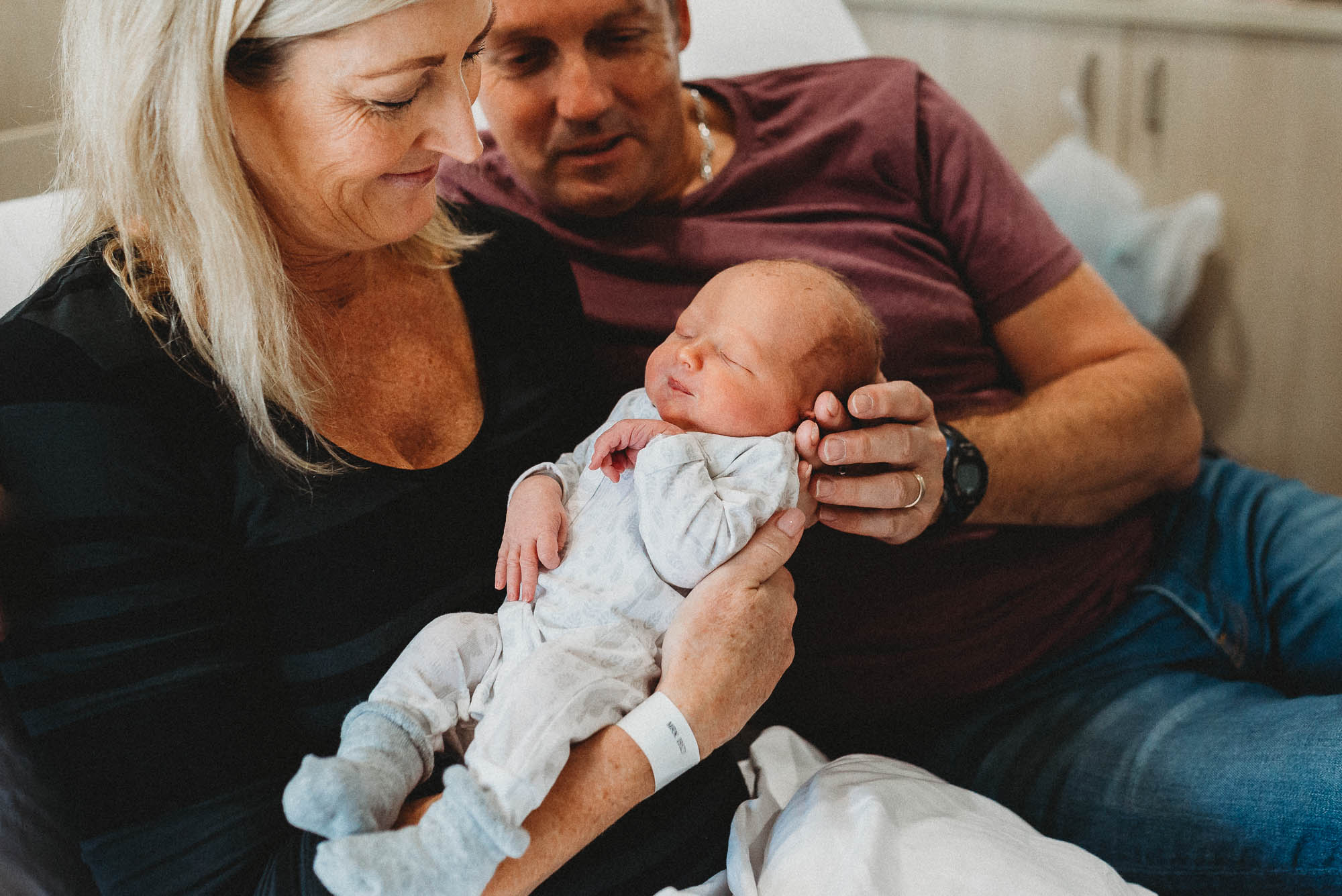 parents-holding-newborn-at-hosptial-melbourne