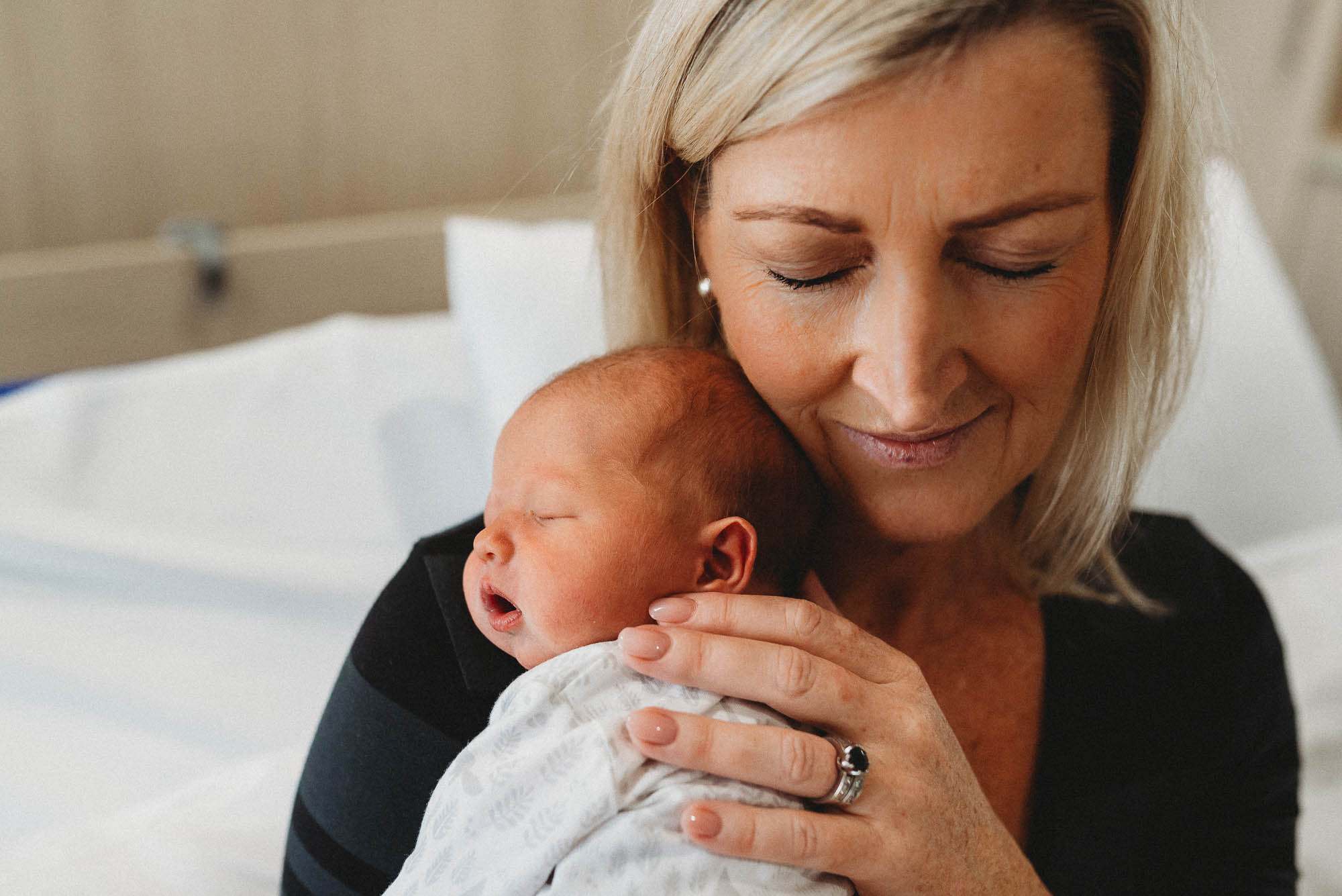 mum-having-a-cuddle-with-newborn-at-hosptial