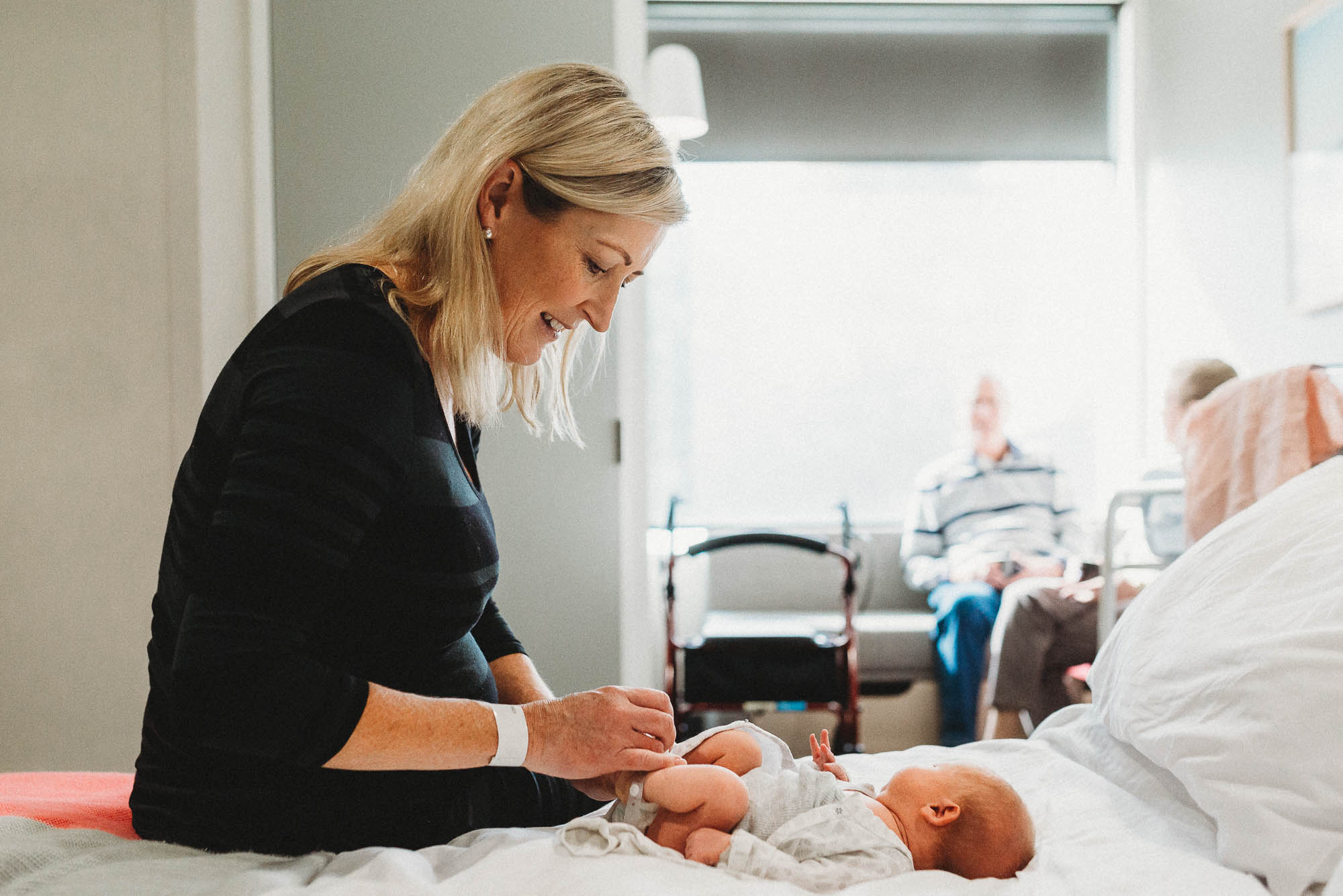 mum-getting-newborn-dressed-at-hospital-in-melbourne