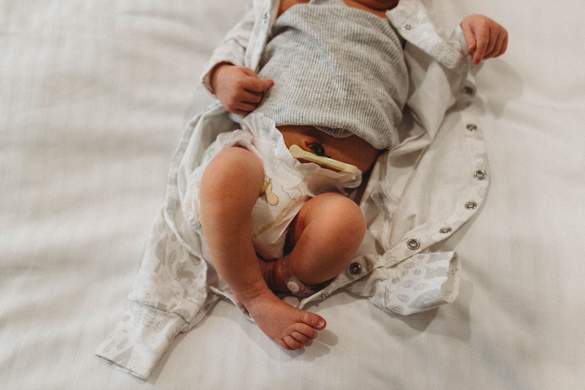 newborn-belly-button-and-feet-with-hospital-tag-melbourne