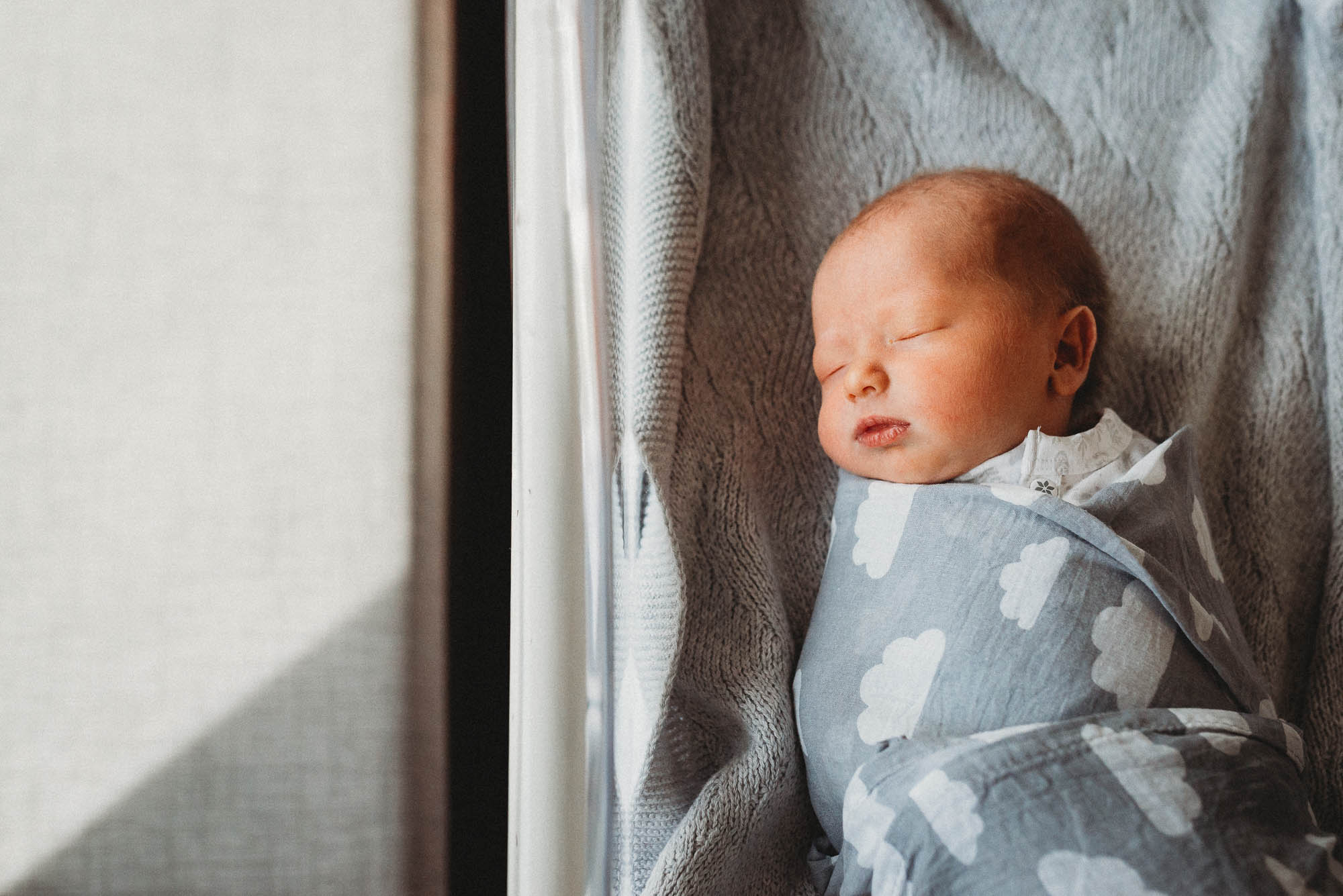 newborn-in-bassinet-at-hosptail-melbourne-newborn-photographer