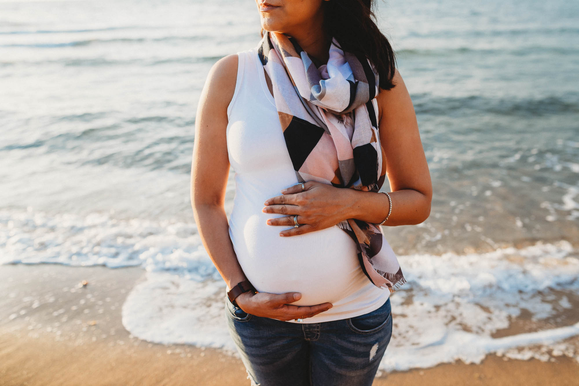 Melbourne_maternity_photographer_baby_bump_at_the_beach