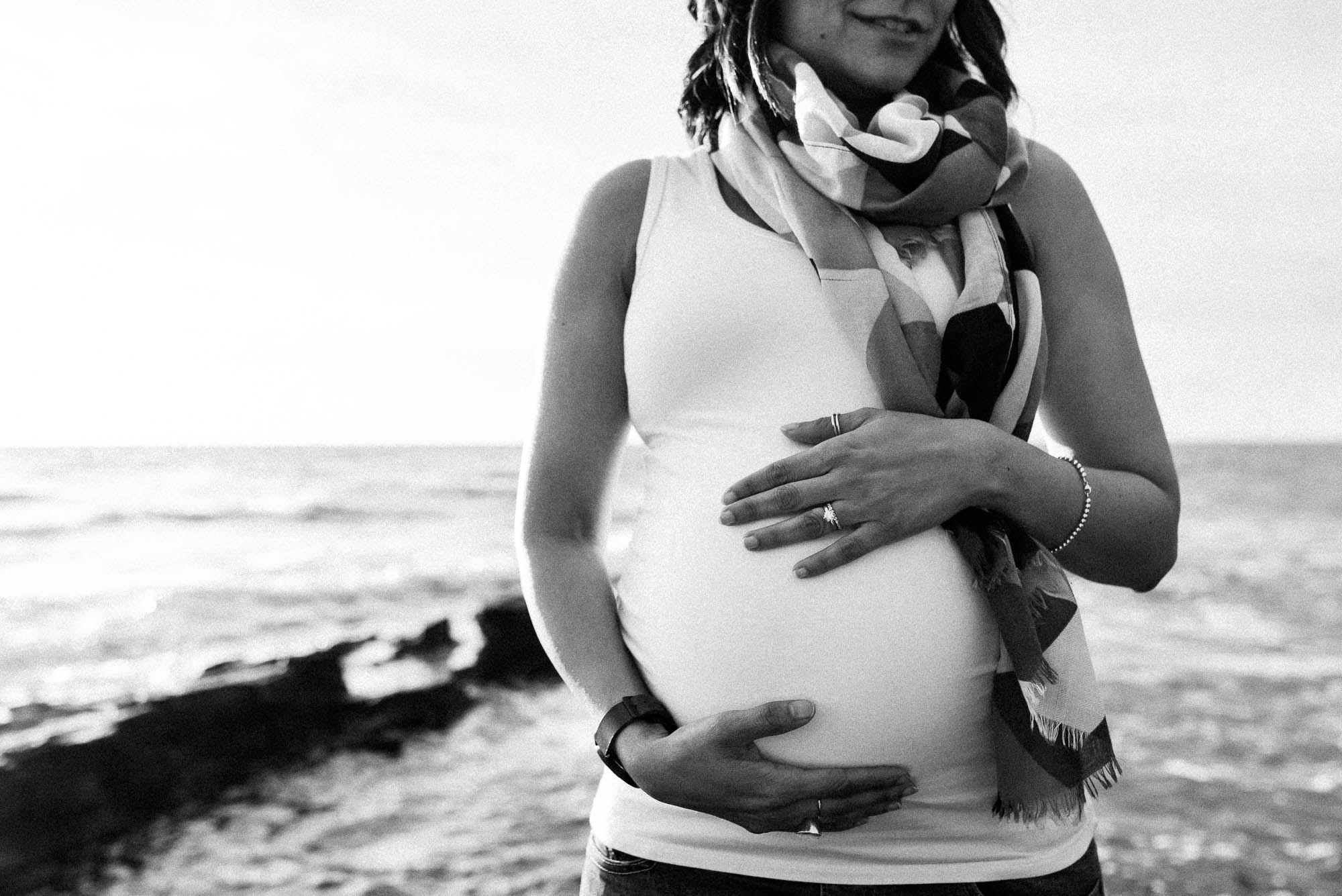 melbourne_maternity_photographer_jenny_rusby_photography_black_and_white_image_of_baby_bump_at_the_beach