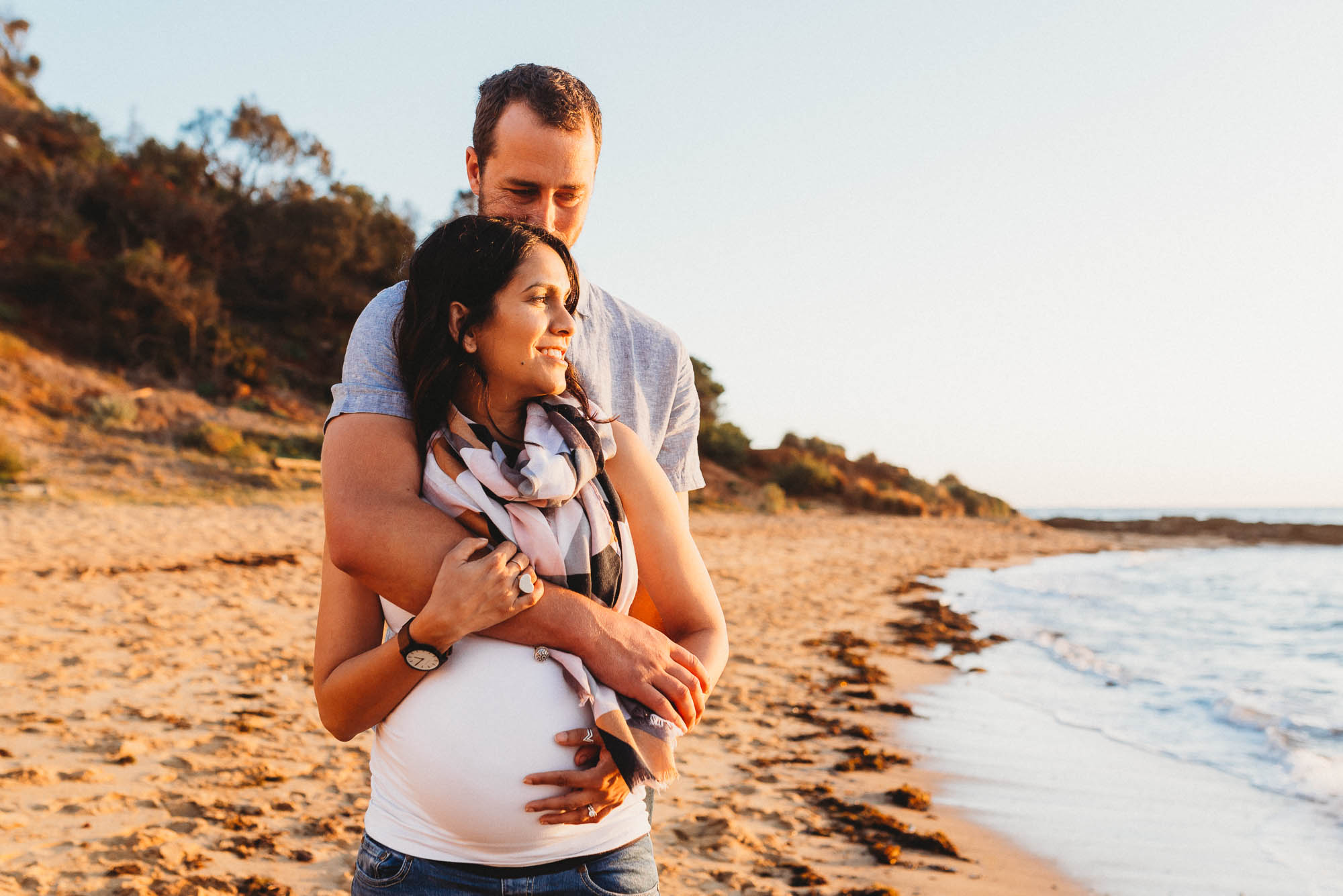 melbourne_maternity_photographer_jenny_rusby_photography_couple_embracing_at_the_beach