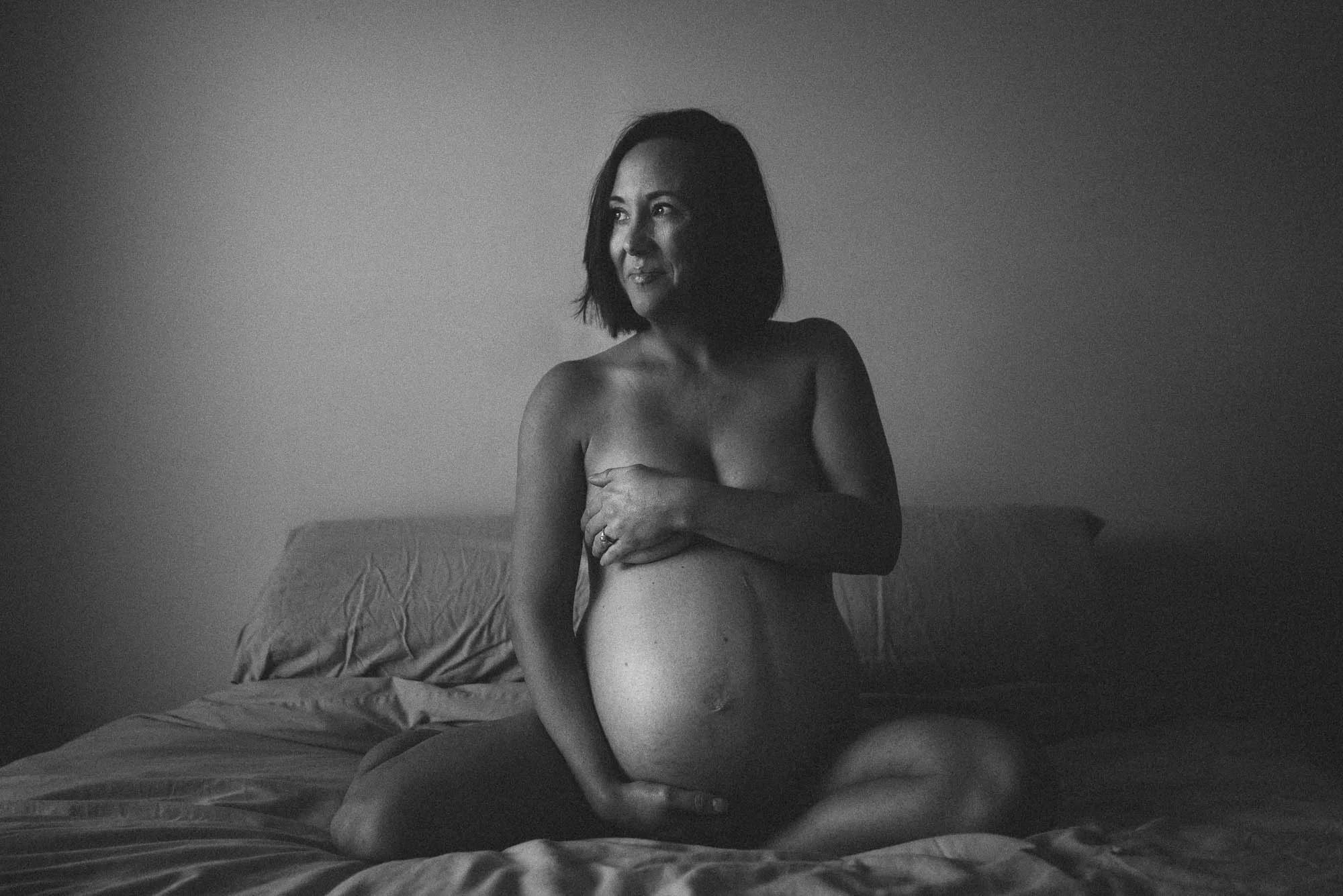 melbourne_maternity_photographer_pregnant_mother_on_bed.jpg