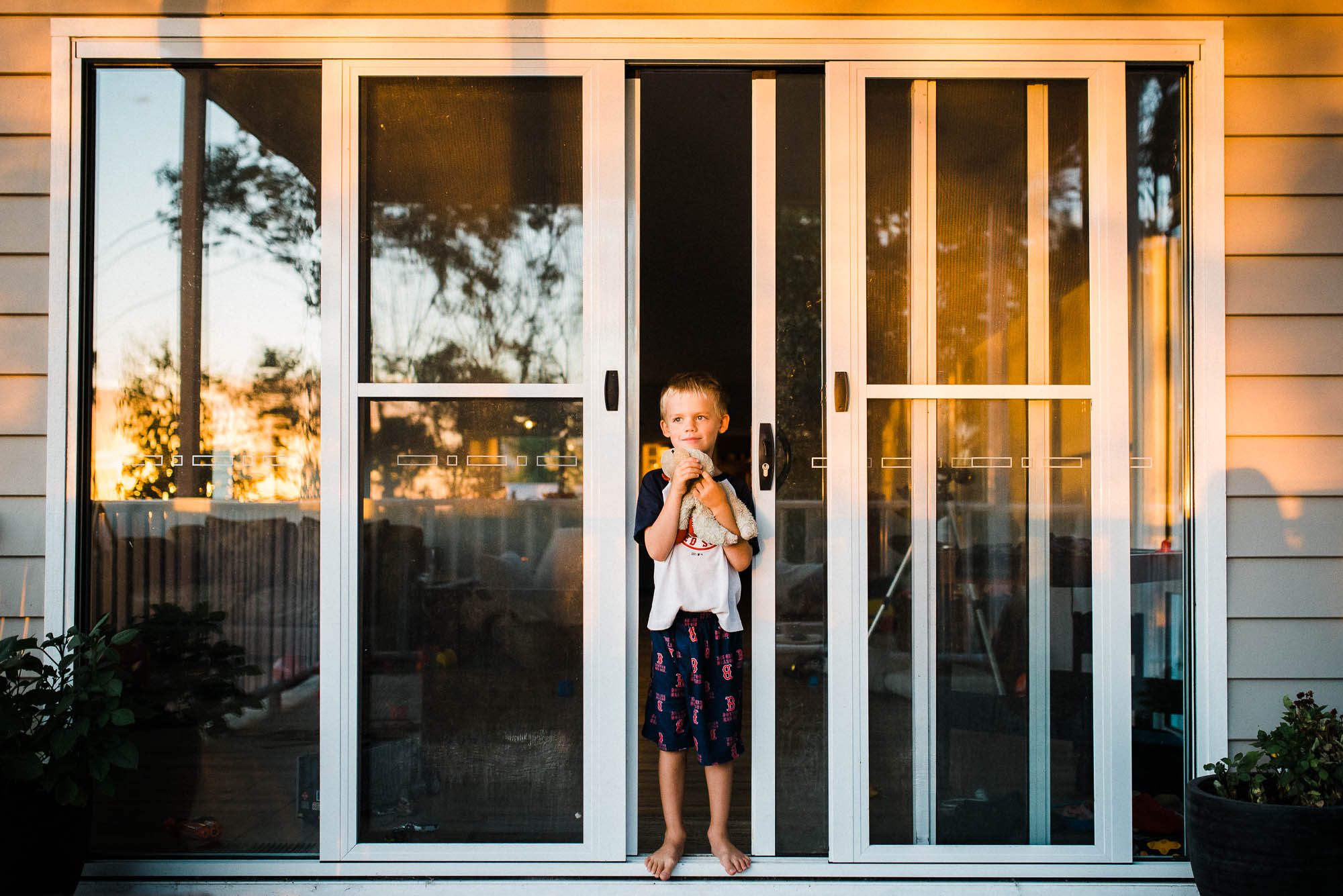 melbourne_family_photographer_boy_in_the_door_at_sunrise-1.jpg