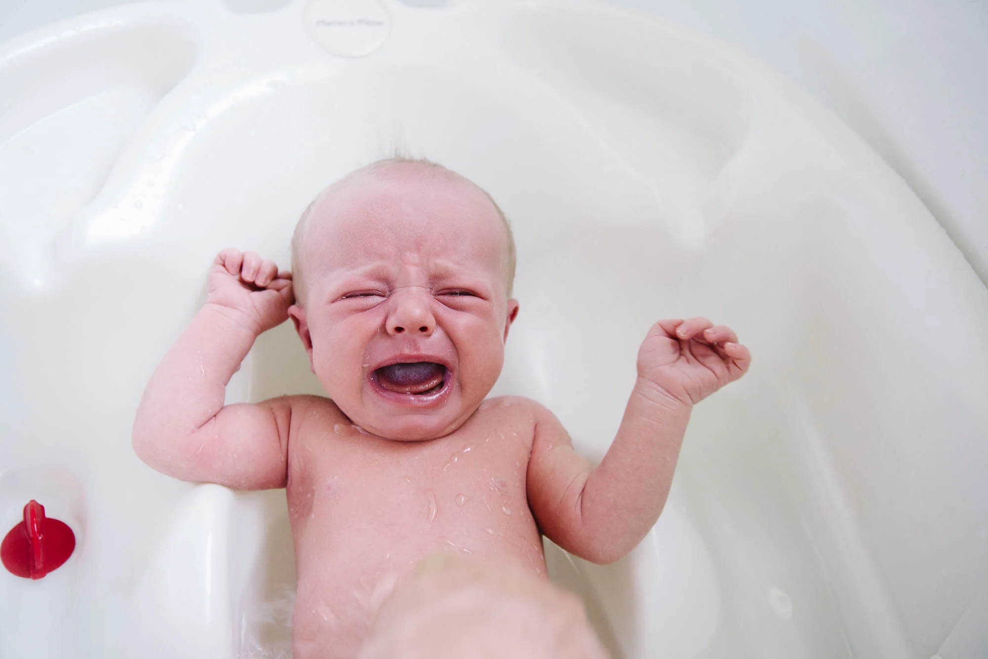 melbourne_family_photographer_newborn_crying_in_bath-1.jpg