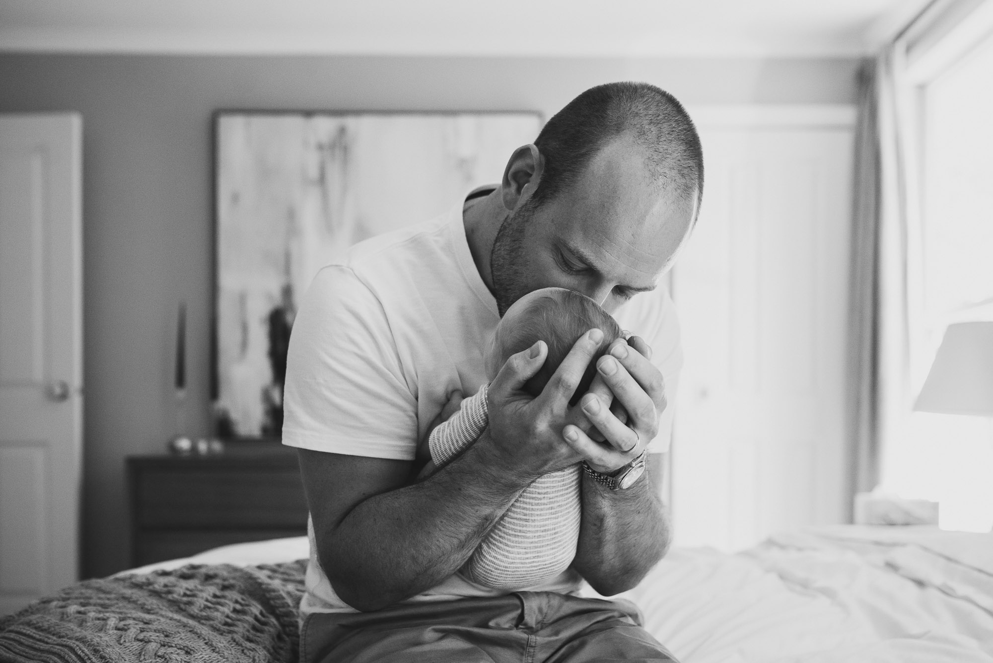 dad-kissing-newborn-black-and-white-melbourne-newborn-photographer-jenny-rusby-photography.jpg