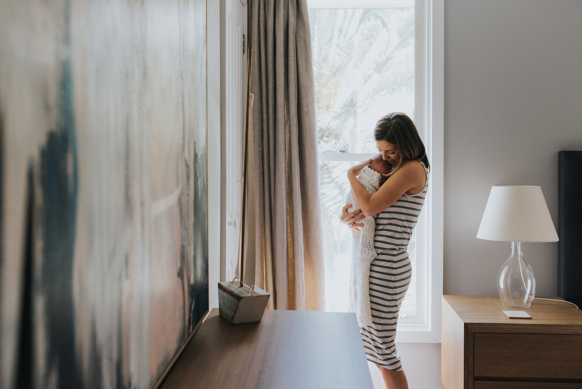 mum-cuddling-newborn-baby-at-home-melbourne-newborn-photographer-jenny-rusby-photography.jpg