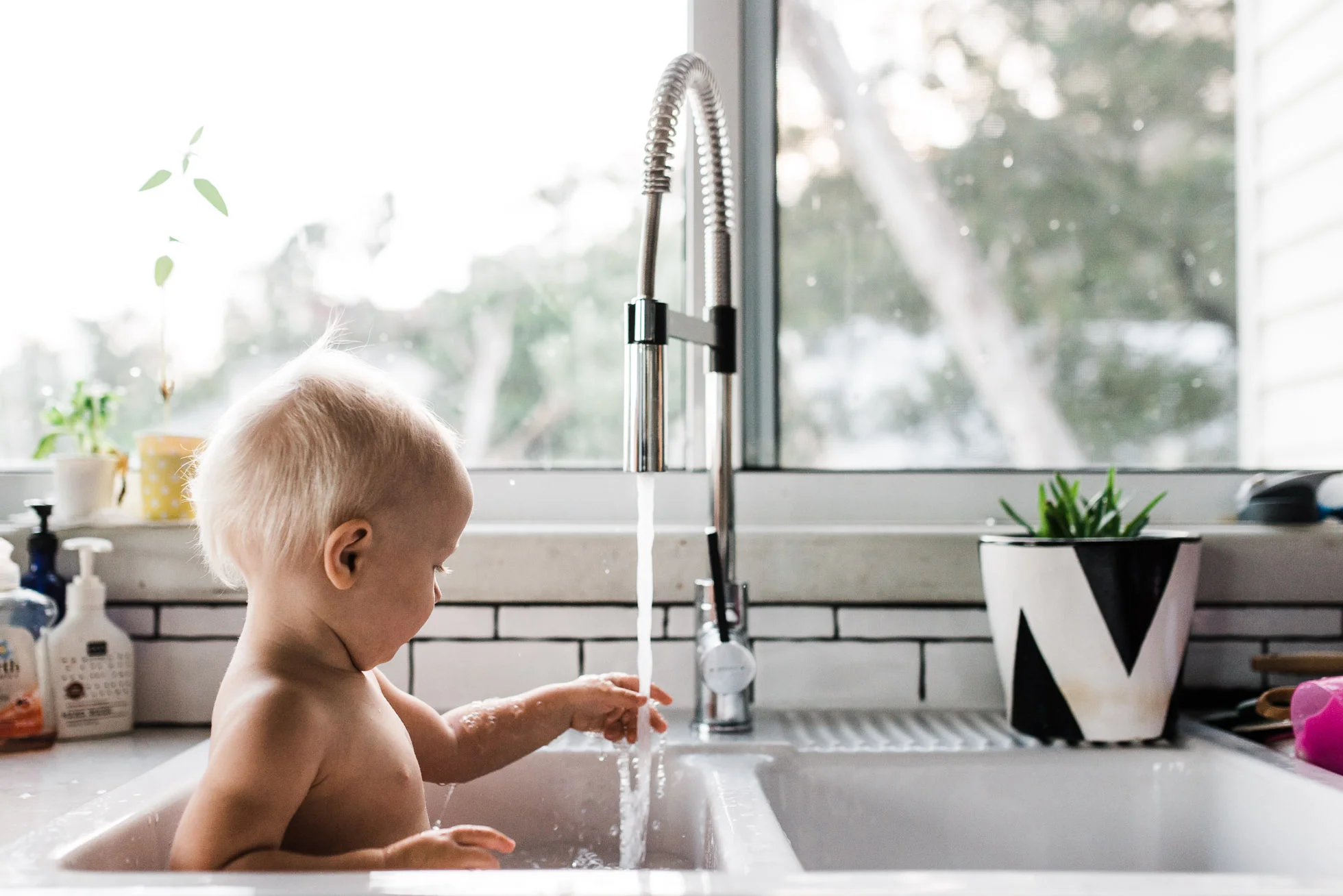 baby-having-sink-bath-at-home-melbourne-baby-photographer.jpg
