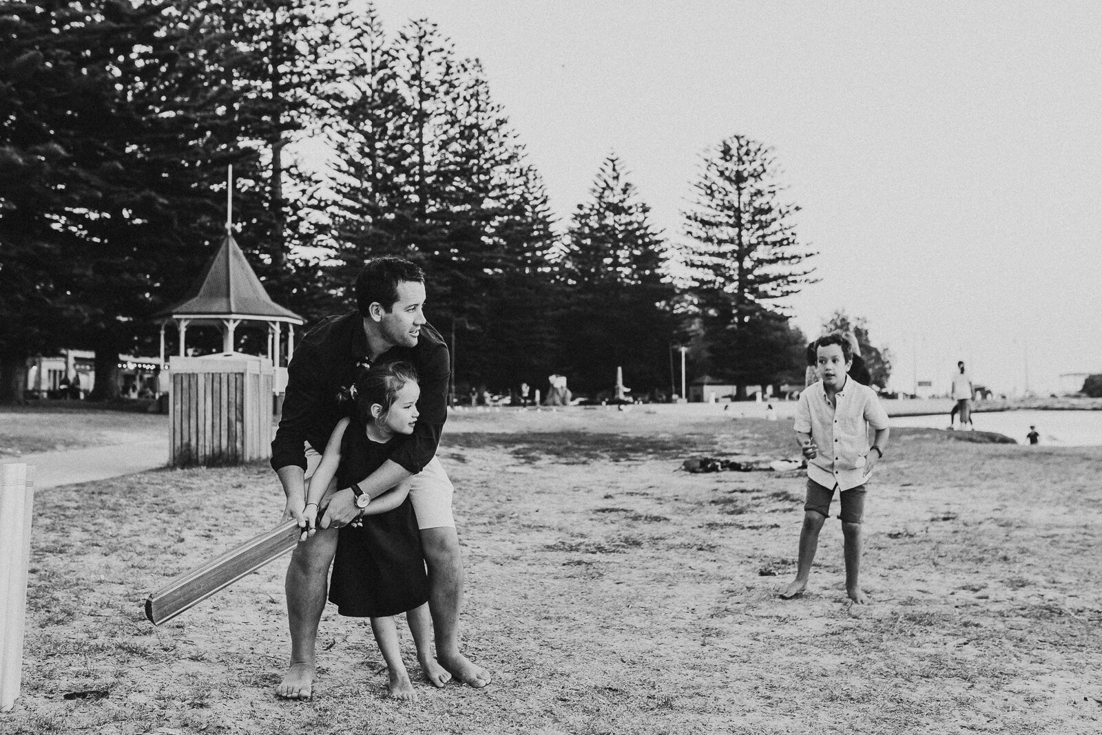 dad_playing_cricket_with_children_melbourne_family_photographer_in_home.jpg