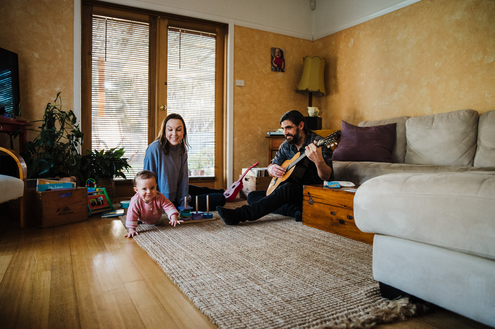 parents_playing_guitar_with_baby_melbourne_newborrn_photographer_at_home.jpg