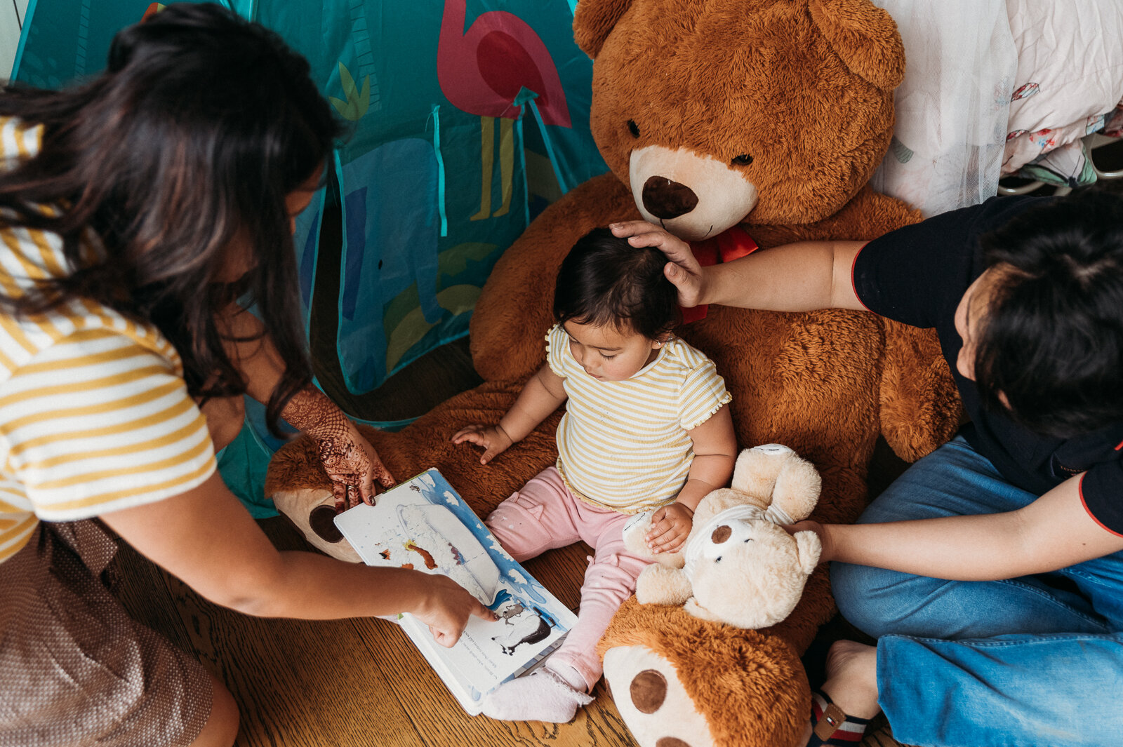 parents_reading_to_toddler_with_soft_toys_melbourne_family_photographer_in_home.jpg