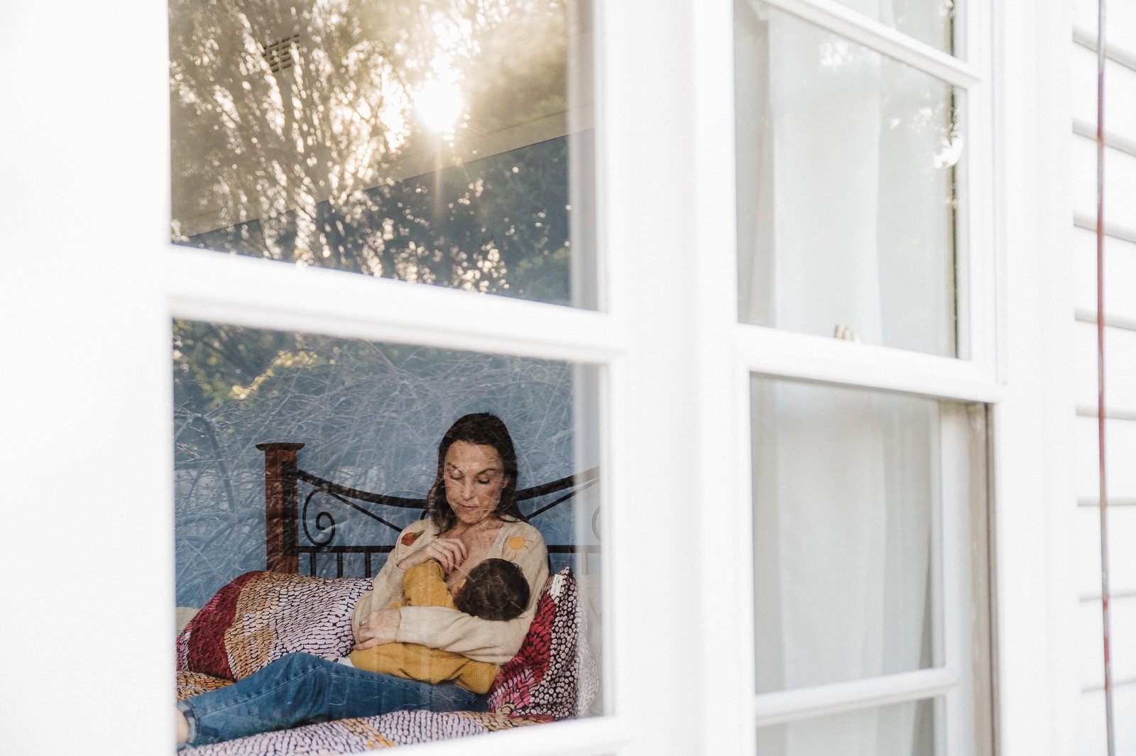 melbourne_baby_photographer_mother_baby_breastfeeding_at_home_sunset-1.jpg