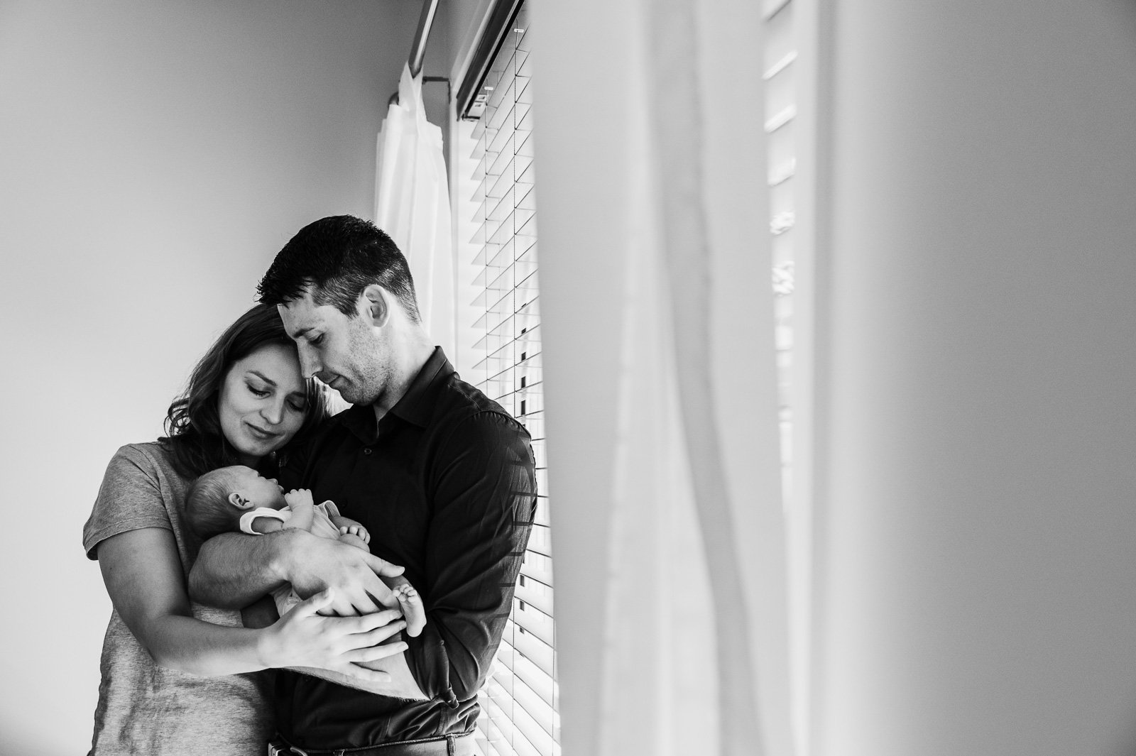 melbourne_newborn_photographer_mother_and_father_snuggling_baby_at_home_black_and_whitee-1.jpg