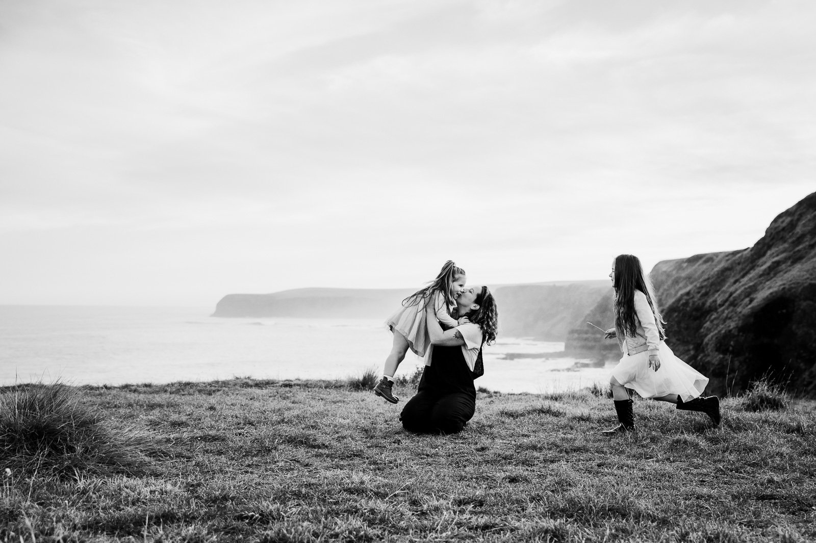 mother_with_daughter_clifftops_melbourne_kiss_happy_smile_family_children_photographer-1.jpg