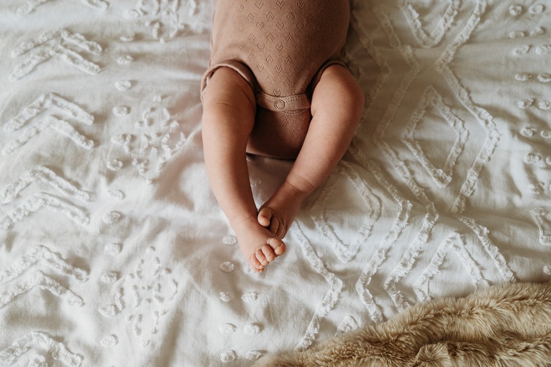 baby_feet_blanket_at_home_newborn_melbourne_family_photographer.jpg