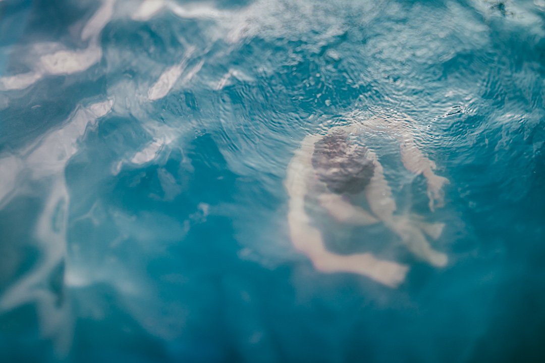 child_underwater_pool_floating_fine_art_melbourne_family_photographer.jpg
