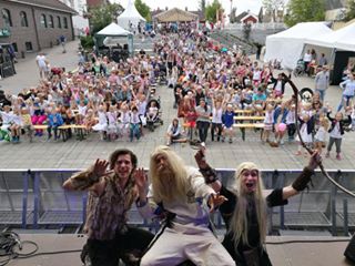 Cast og publikum -- undertegnede i midten bak alt håret.
