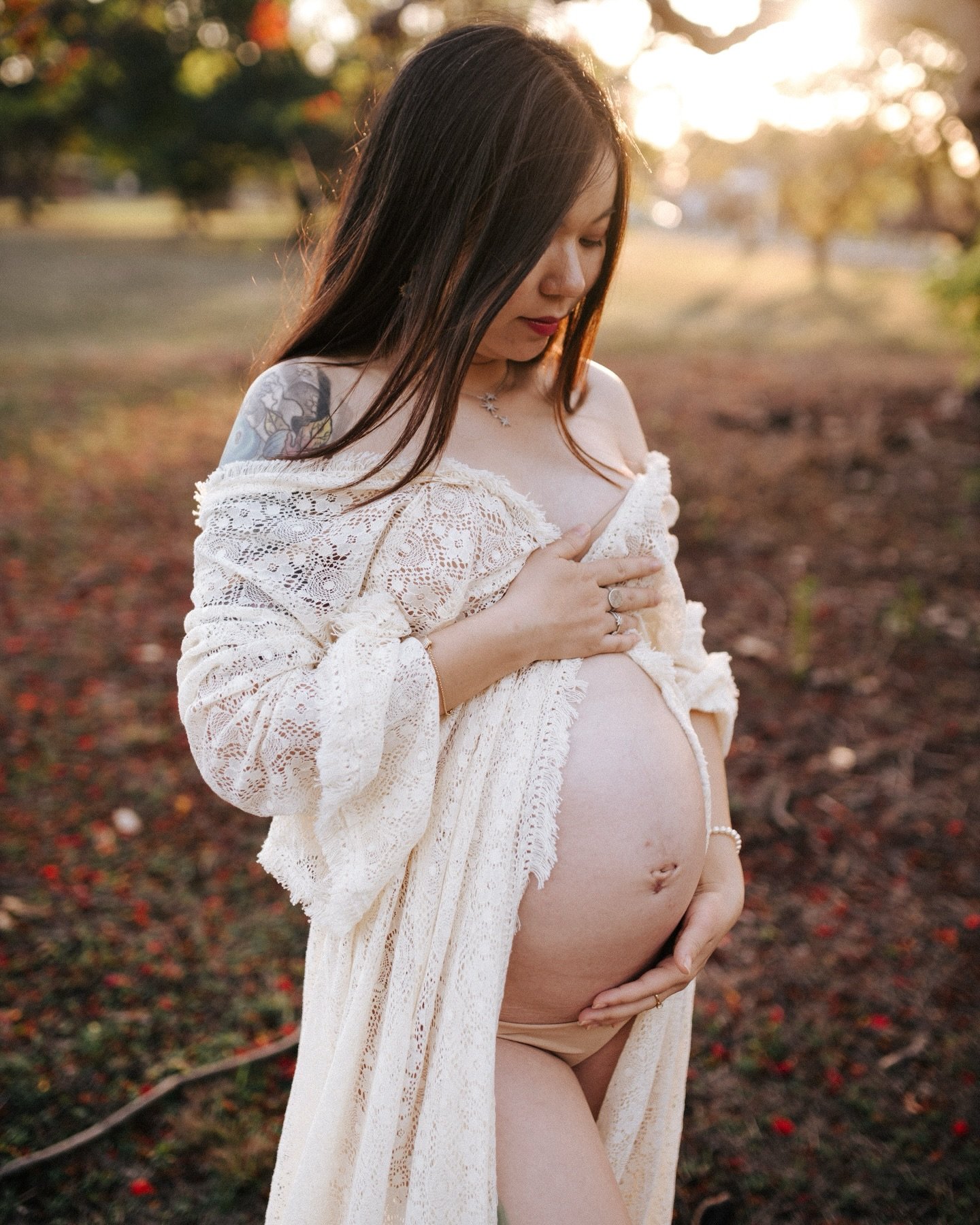 I always get a little bit excited when its that time of year that the Jacarandas come into bloom ✨ Scattered with petals and soaking in warm light to celebrate a chapter to come for this amazing session 🤍 forever in awe of all seasons of motherhood,