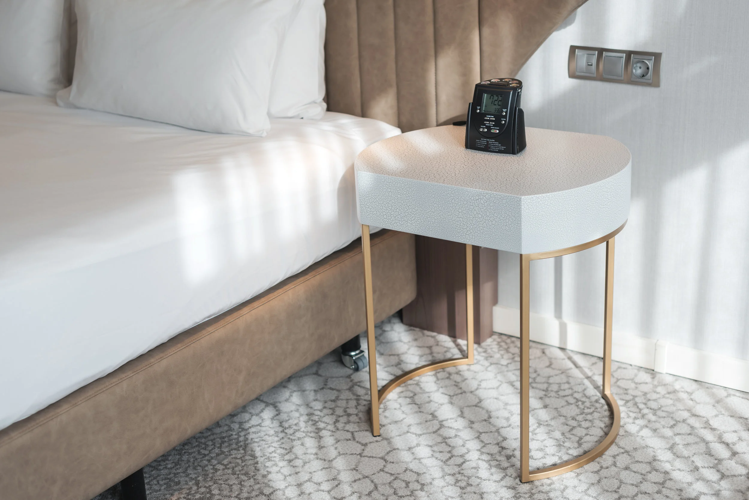 NIGHTSTAND IN CRACKLE LACQUER