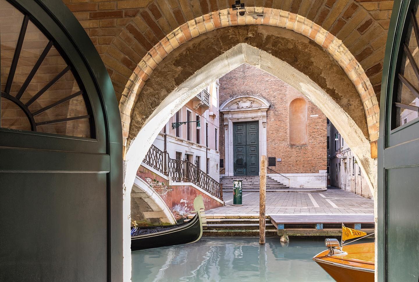 Welcome to Rialto, a series of Luxury Short Rental Apartments in a prime location in Venice near Rialto Bridge, that we designed and renewed, operated by BEMATE.
Through this extensive restoration project we have created a luxury space to stay when v
