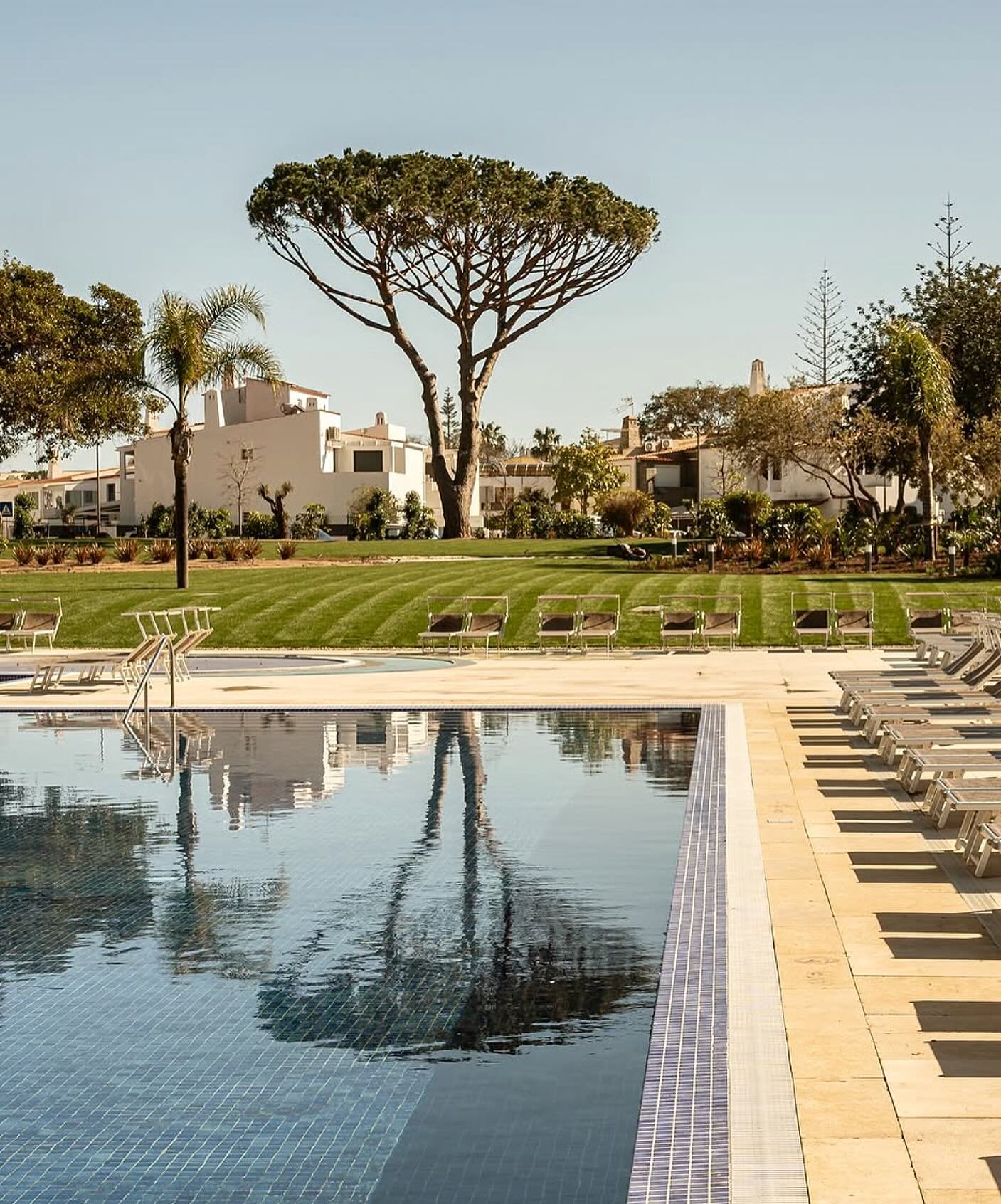As the season shifts, the spaces begin to feel different - brighter, softer, more open to the day.
At Hyatt Regency Vilamoura, the design was conceived to capture this change - where light, water, and materiality create a calm, effortless atmosphere 
