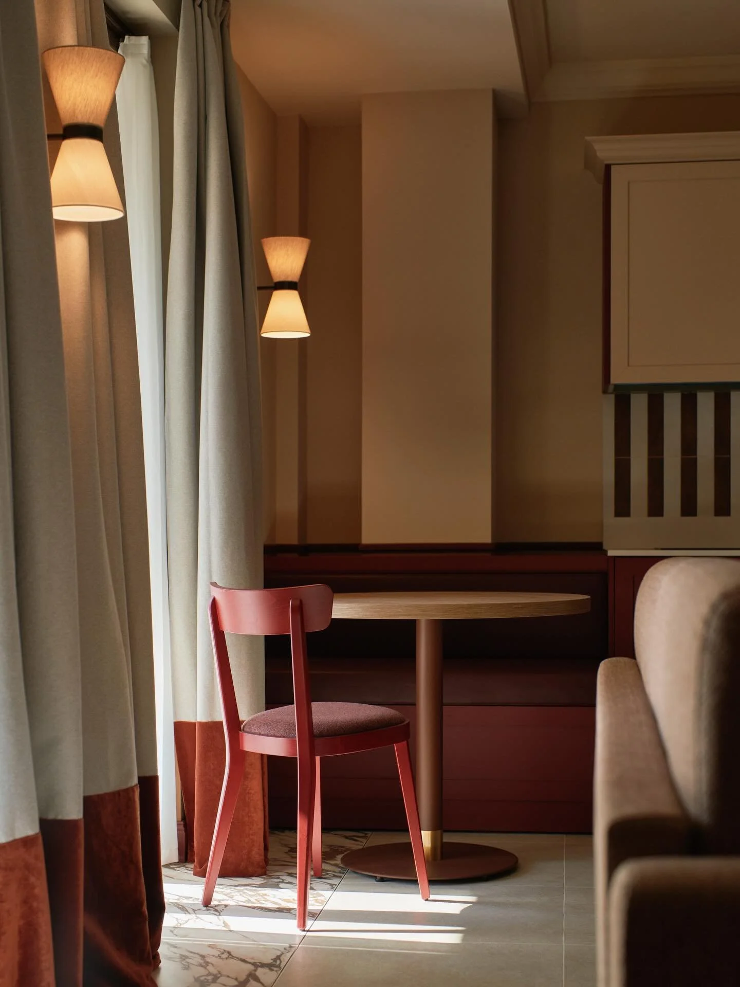 THDP reimagines the interiors of Homy Livia Verona, transforming a historic palazzo in Via Mazzini into a new destination for contemporary hospitality. A refined adaptive reuse project where heritage meets design, featuring 23 elegant apartments and 