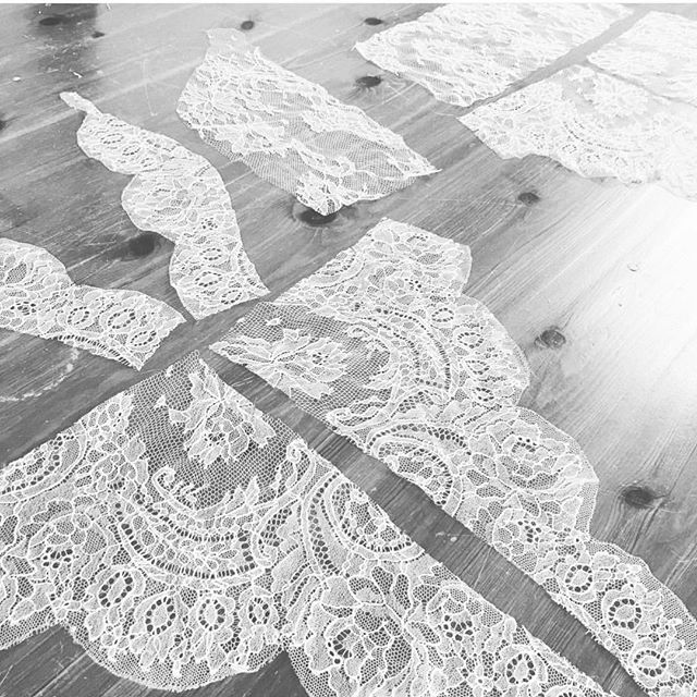 Monday morning in the studio - cutting ivory #chantillylace panels in preparation to make some beautiful #bridallingerie sets ||...
-
-
-
-
-
-
#frenchstyle #madeinengland #ivorylace #chantillylace #bespoke #handmade #bridalstyle #bridallingerie #han