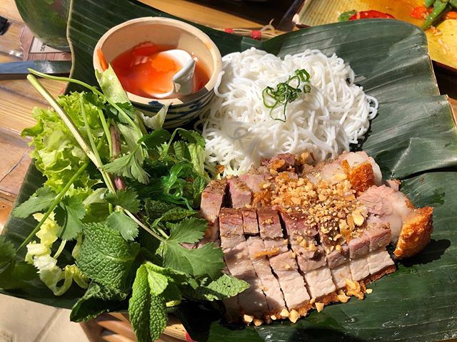 Summer food: Heo Quay - what do you think? 👍🏻or 👎🏻? #cookingclass #cooking #heoquay #tigercheffood #vietnamesecookingclass #frankfurttourguide #frankfurtfurtfoodguide #kochkurs #vietnamesefood #foodblogger #frankfurtfood #frankfurt #foodtour