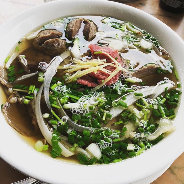 Start your Friday with pho - to make sure your weekend starts amazingly....
#phobodacbiet #phobospeziale #vietnamesecuisine #vietnamesecookingclass #frankfurttourguide #frankfurtfoodguide #tigercheffood #vietnamesefood #phobo #foodblogger #frankfurtf