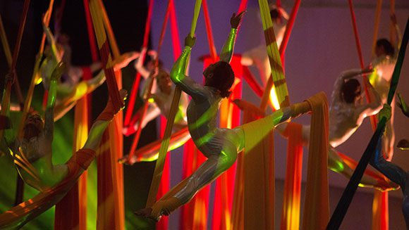 Most-people-performing-aerial-silks---close-up_tcm25-386408.jpg