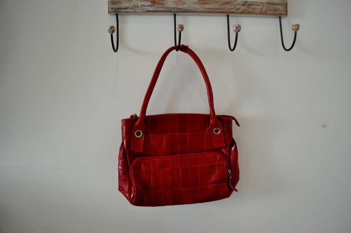 woman-red-handbag-725x482.jpg