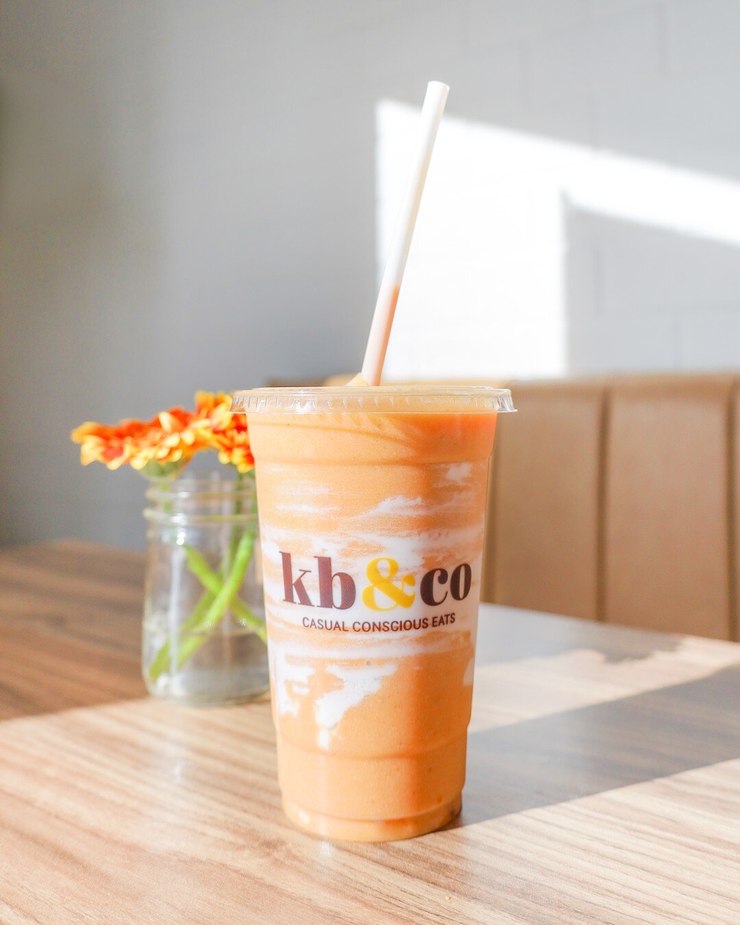 The perfect end-of-summer smoothie 😌🍊☀️

Orange creamsicle, featuring orange, carrot, banana, dates, pure vanilla, coconut cream, and coconut whip 🤤 Yessss please!
.
.
.
.
.
#yegfood #yegeats #yegbiz #yegfoodie #northedmonton #newcastleyeg #yycfoo