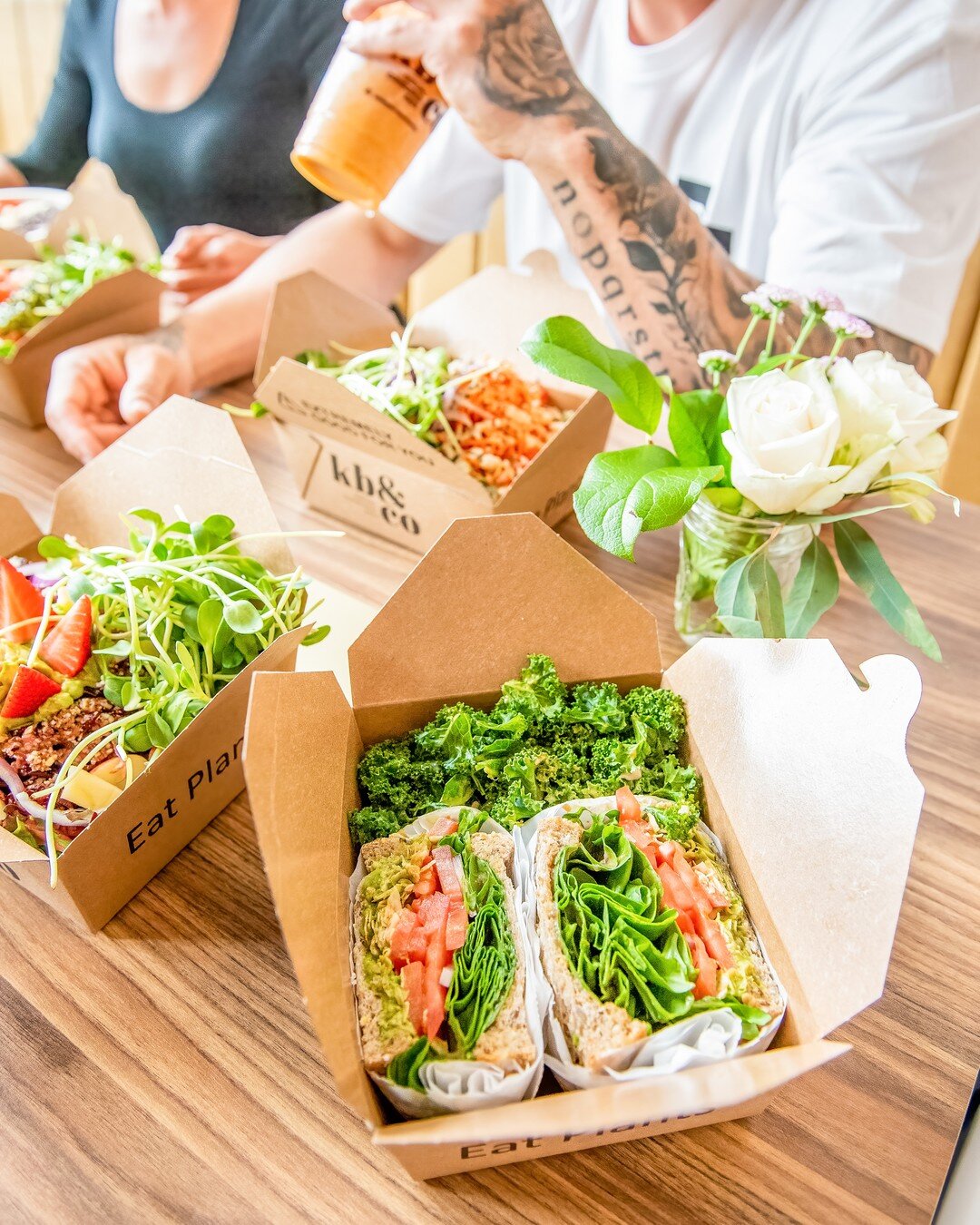 Plant-based eats have never looked so good 🤤🌱
. 
. 
. 
. 
. 
#yegfood #yegeats #yegbiz #yegfoodie #northedmonton #newcastleyeg #yycfood  #yyceats #yycnow #yycveg #yycrestaurants #yycfoodie #17thaveyyc #curiocitycalgary  #17thave #meetmeon17th #ylwf