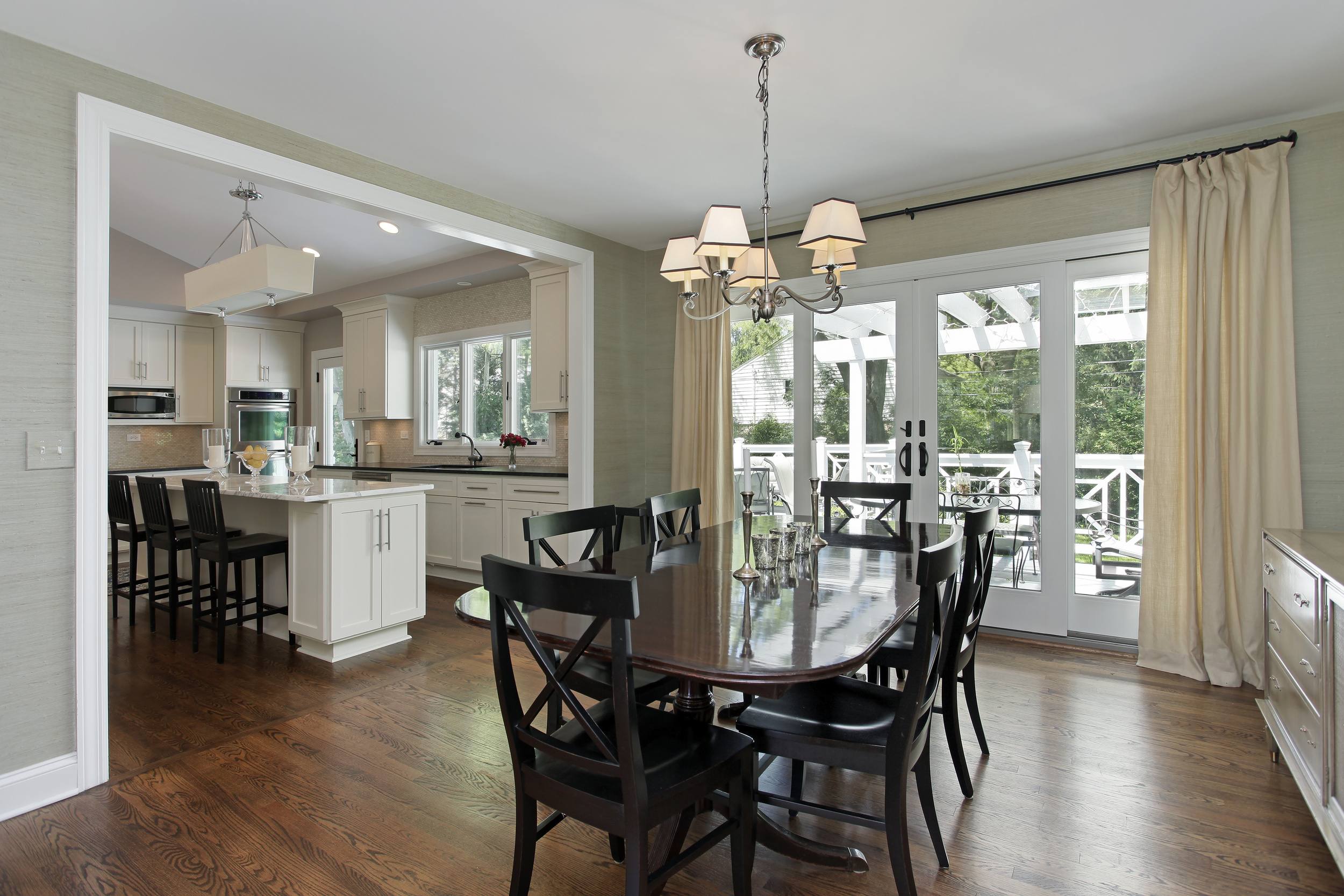 Maximizing Natural Light<strong>Window treatments to compliment beautiful large window in dining rooms.</strong><a href=/custom-drapery>Learn More</a> 