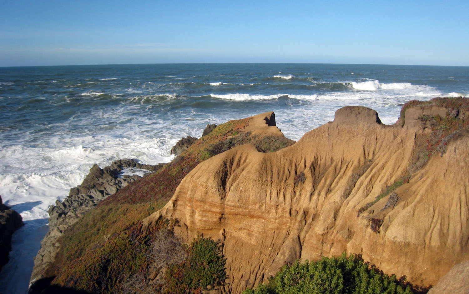 Picturesque eroding sea cliffs at Vallemar Bluff, Moss Beach