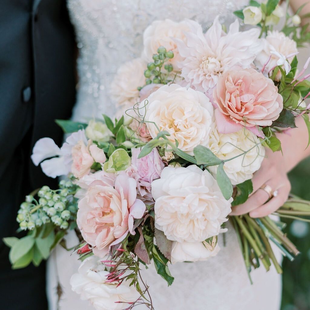 Garden roses make everything better. I should be cleaning up my studio from last weekends wedding, but instead getting caught in emails and new proposals and came across this photo including some of my favorite garden roses from @gracerosefarm 💕 
Ve