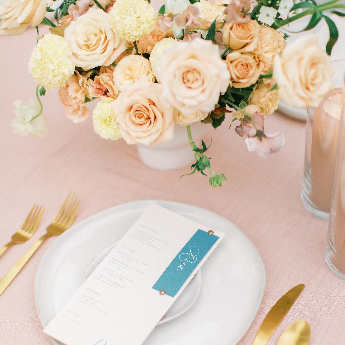 What wedding color trends are you seeing out there? I keep writing up contracts and I love how a lot of being little hints of blue or periwinkle into the designs, and of course I always love a caramel, dusty mauve, cream combo. 
Photography by @ashle