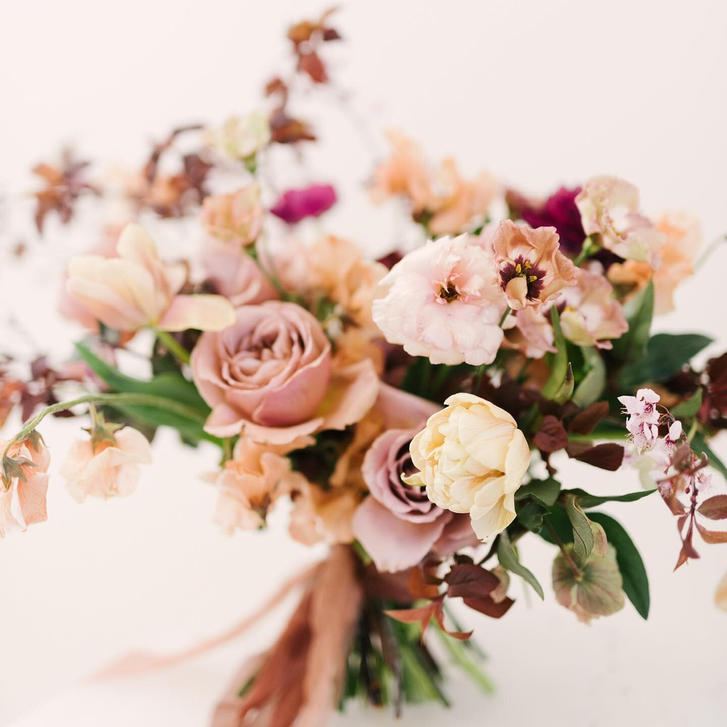 Pretty blooms to help with those Sunday scaries. 

@yvonnegollphotography 
#sundayscaries 
#flowersheal #floraldesign #weddingbouquet #flowersofinstagram #cappuccinoroses