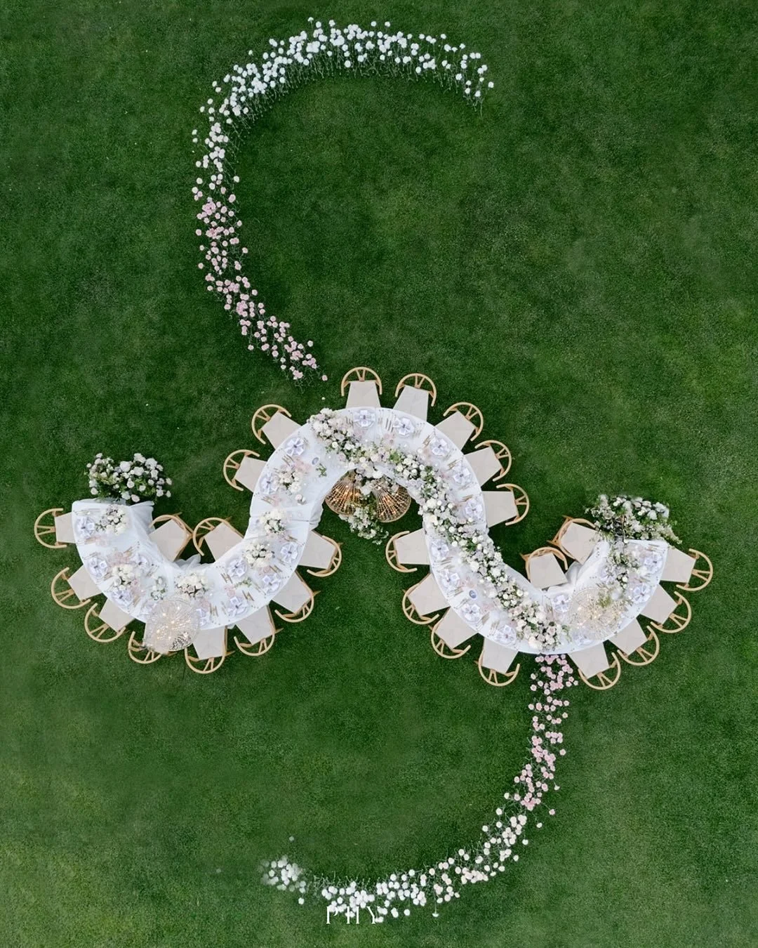 This look? Over 1,000 stems, hours of design work, and so much love.
From a flowing tablescape to a dreamy floral moment on the staircase, every detail was created to make this intimate wedding feel like art in bloom. Grateful for my team on this on