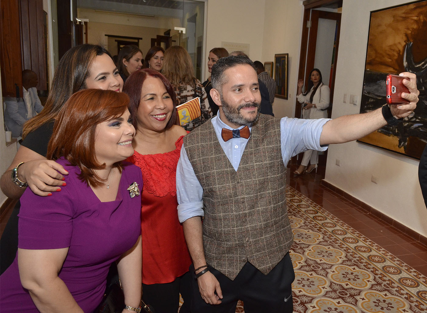 Selfie Pavel Núñez junto a Rommy Grullón, Marielle Araujo y Zoila Puello